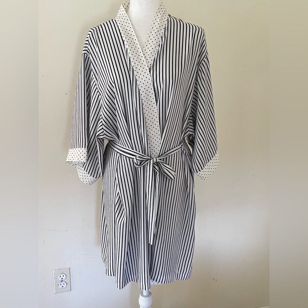Vintage Barbizon satin-like robe unsized, estimated at a Large in black/white